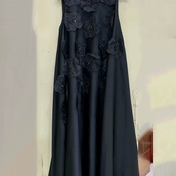 Elegant Black Sleeveless Floral Applique Maxi Dress - Picture 2 of 3